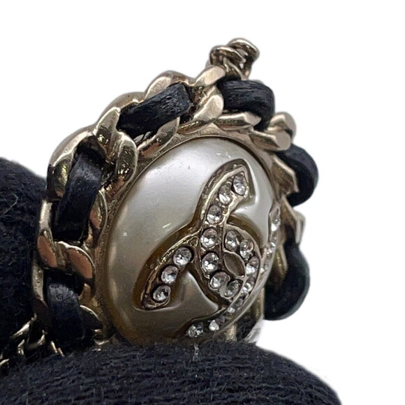 CHANEL Pearl Logo Necklace - Picture 6 of 9